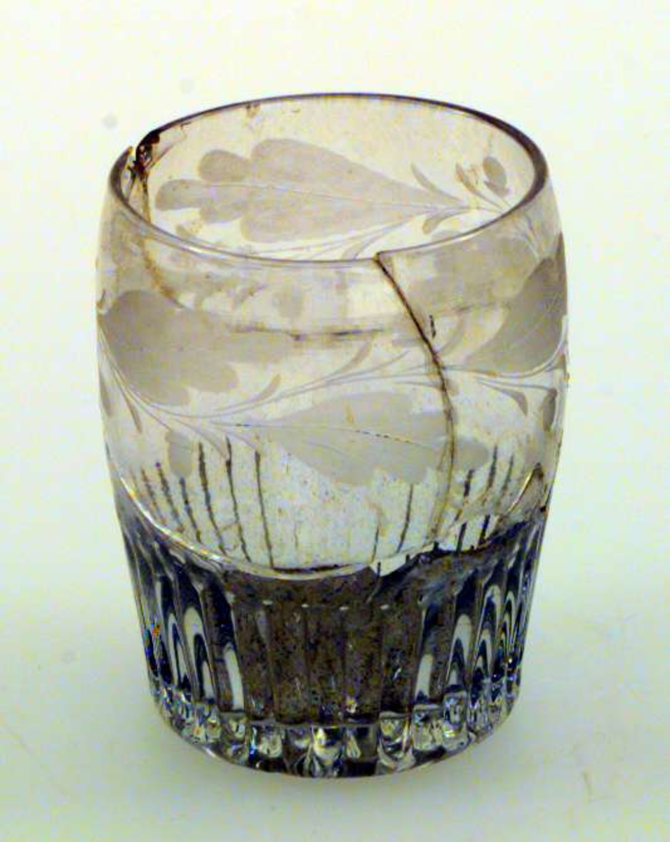 Lett buet glass med ekeløvdekor og fasseterte sider. Glasset er limt og biter av glasset mangler.