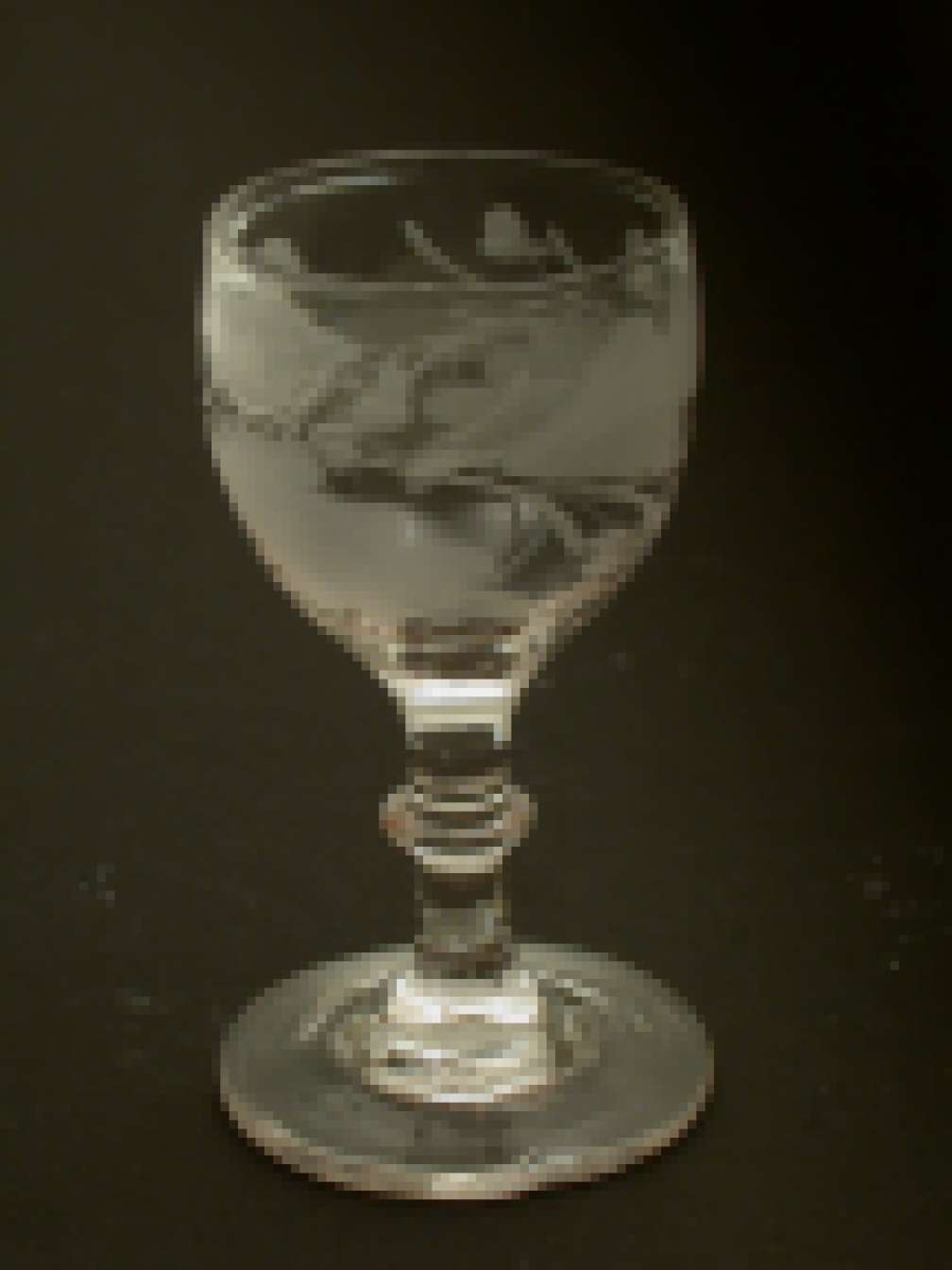 Brennevinsglass gravert med vinløv og druer. 