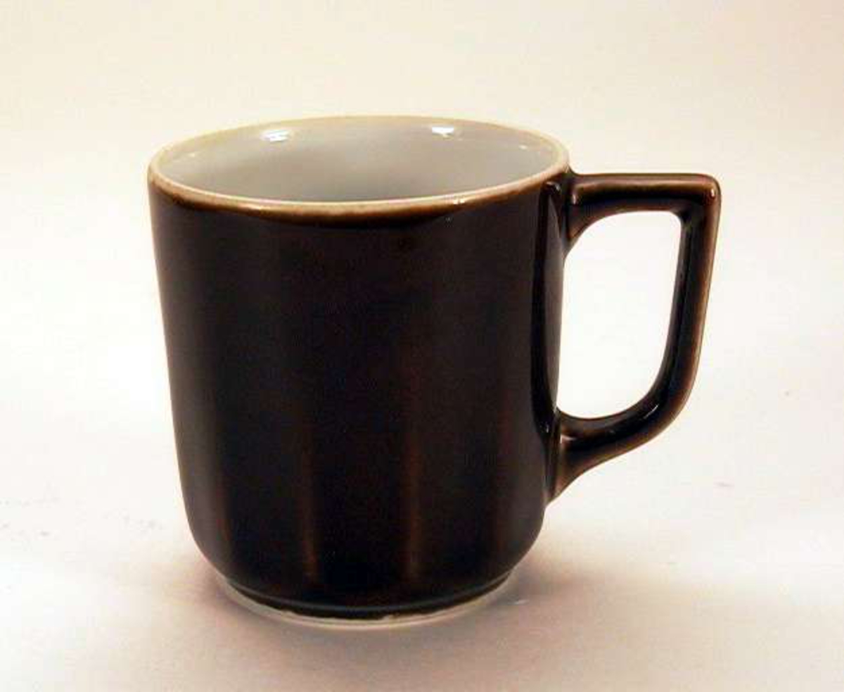 Liten, rettsidet kaffekopp i porselen. Den er brunglasert utenpå, hvit inni.