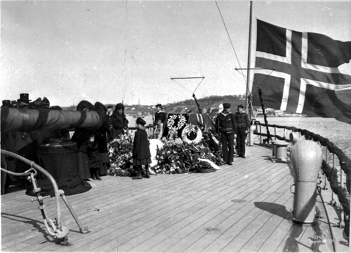 Panserskip, Norge, flagg, blomster, folk