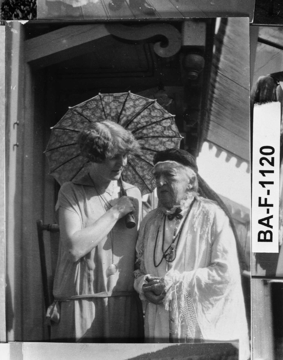 Fotomontasje i svart/hvitt rammet inn med glass og enkel trelist. Amatørbilder.