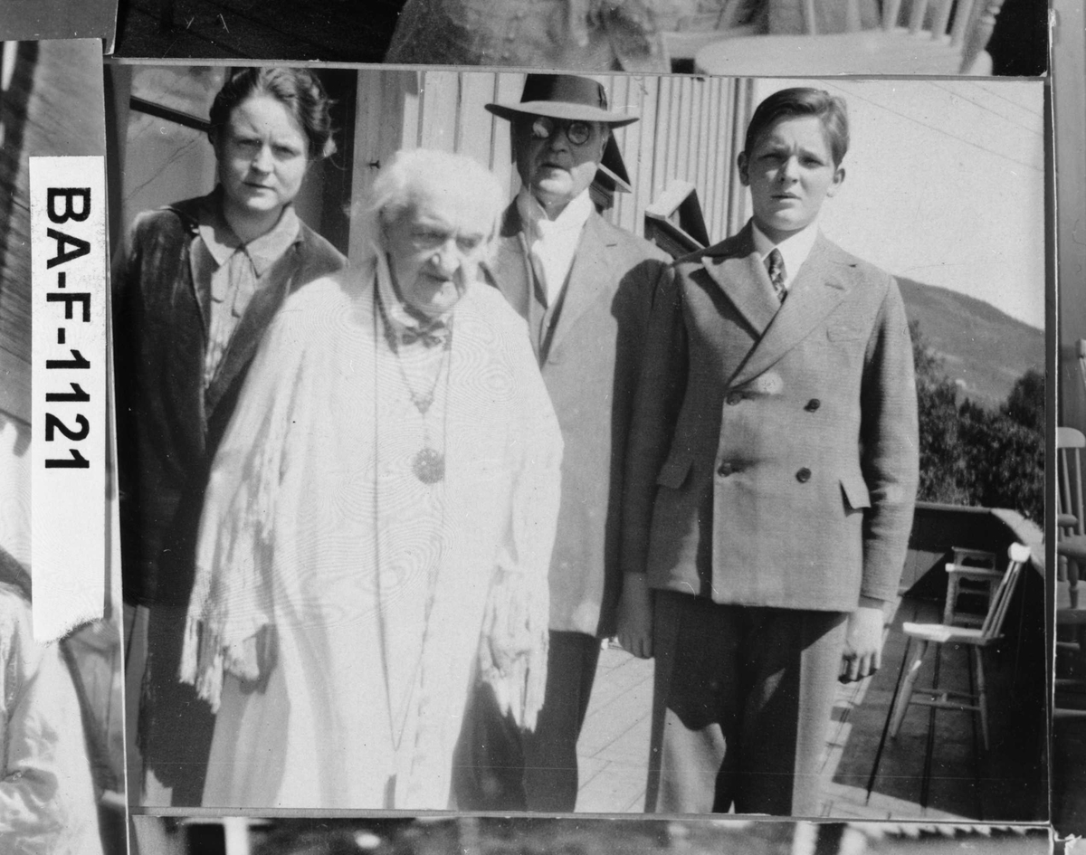 Fotomontasje i svart/hvitt rammet inn med glass og enkel trelist. Amatørbilder.