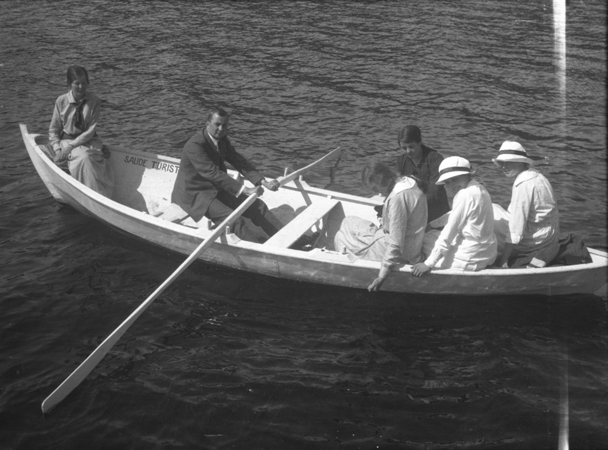 Gruppe, ukjent, robåt, "Saude Turistforening"