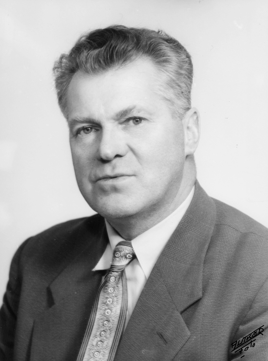 portrett, mann, postmester Kåre Luth-Hanssen