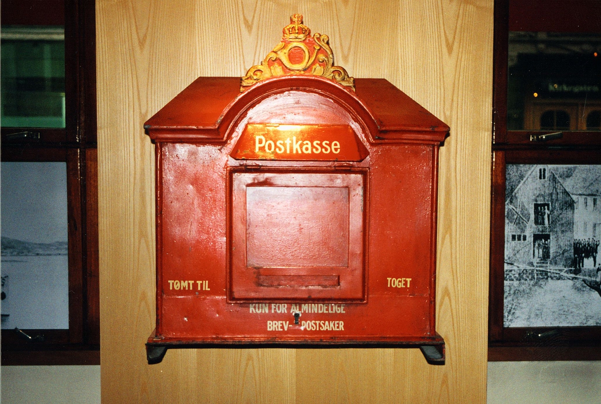 Postmuseet, utstilling, rød postkasse med gullkrone og posthorn