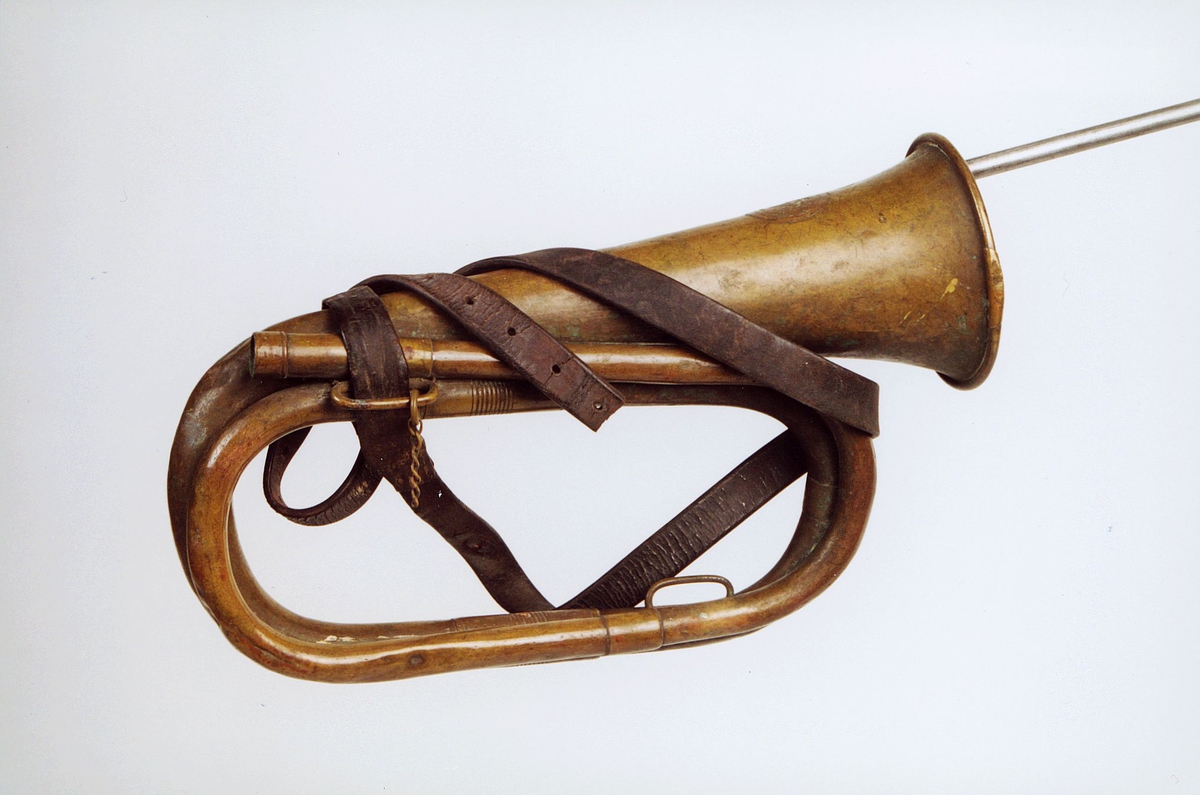 Postmuseet, gjenstander, posthorn, trompettype, mangler munnstykke, lenke, lærrem viklet rundt hornet.
