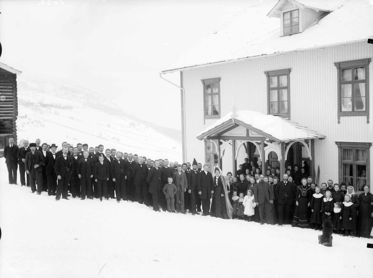 Bryllupet paa Toksen 8. januar 1904, hvor gardbrukersønn Paul P. Brandvold giftet seg med gardbrukerdatter Ragnhild H. Sandbu fra Gammel-Sandbu i Bredebygden