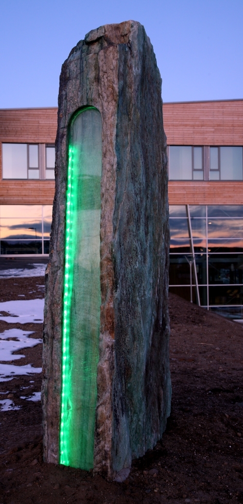 Langs veien som går fra hovedinngangen og ned mot Kautokeino, har Hagbart Solløs laget fire steinskulpturer av den lokale steinarten fuchsit. Steinen har en intens grønn farge, som forsterkes av lysdesignen laget av Kurt Hermansen.