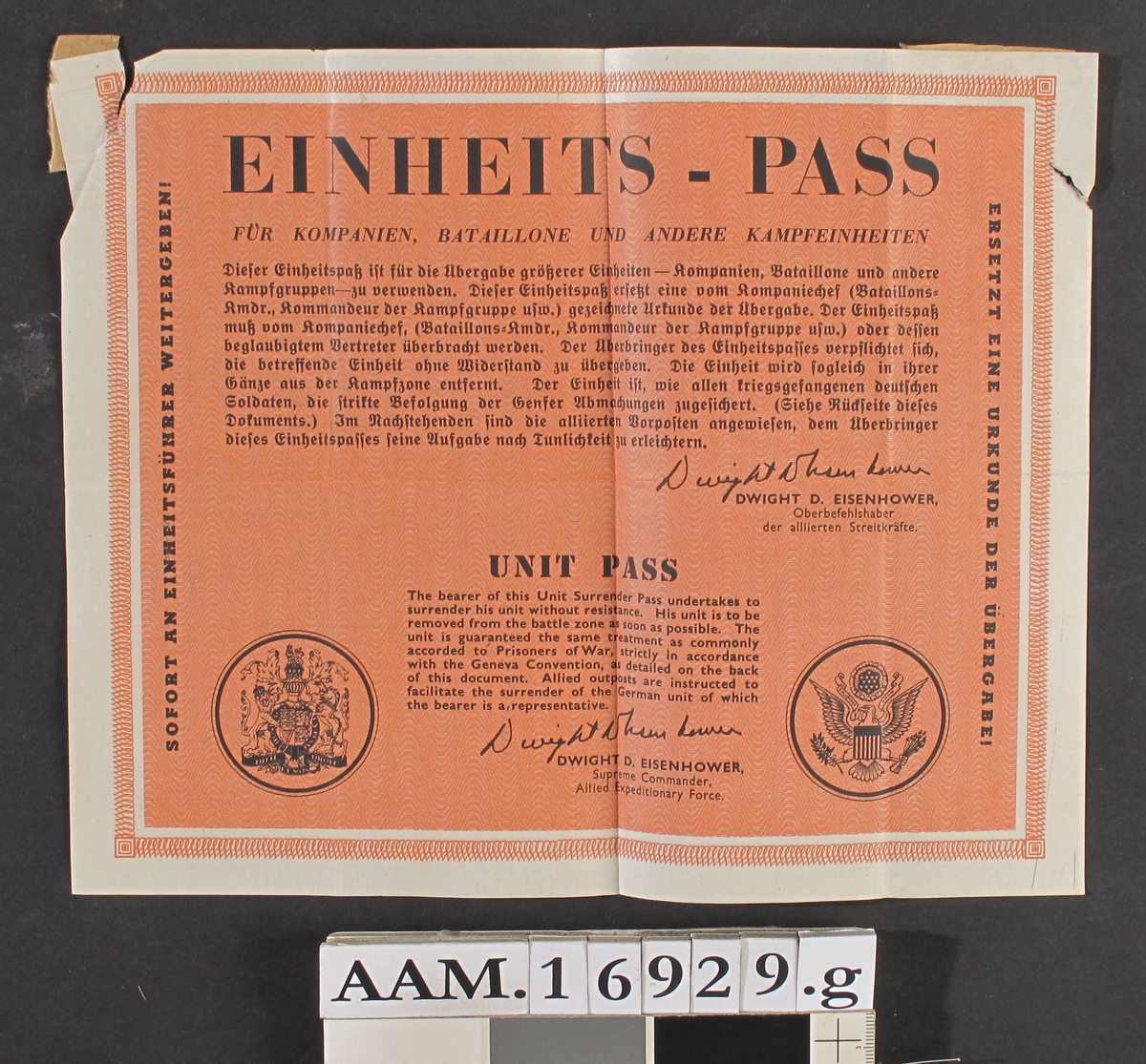 Einheits Pass, sort trykk på rødorarisje bunn ,sign.  Dwight D. Eisenhower, udat.(antag. 1945).