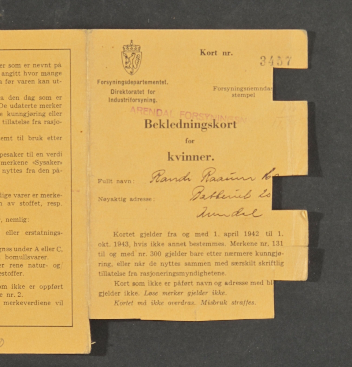 Bekledningskort for kvinner  Okergult kartongpapir.  Gjeldende fra og med l. april 1942 til 1. okt. 1943.   Arendal Forsyningsnemnd  (stempel) endel klipp avklippet.