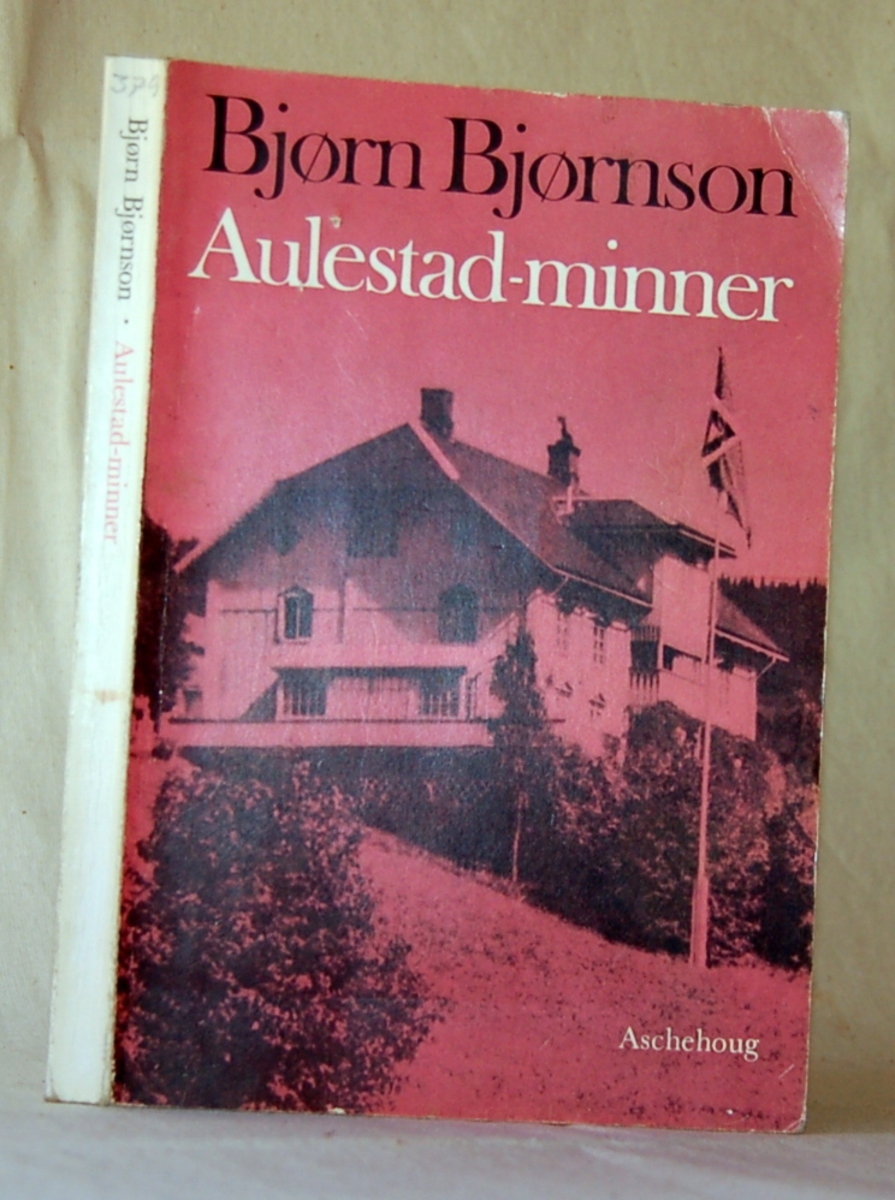 På bokens forside fotografi av gården Aulestad i rødtoner