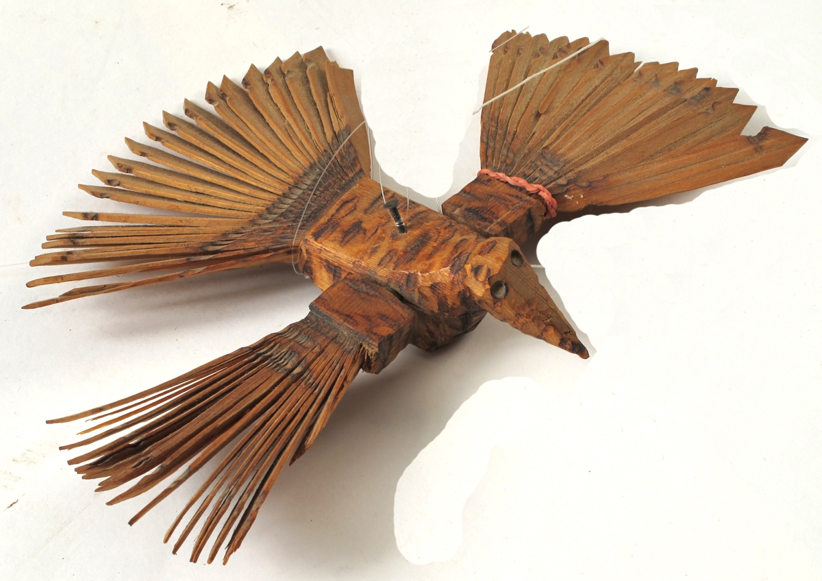 Form: Av 3 trestykker, hode, kropp stjert sammen, vingene av to stykker
