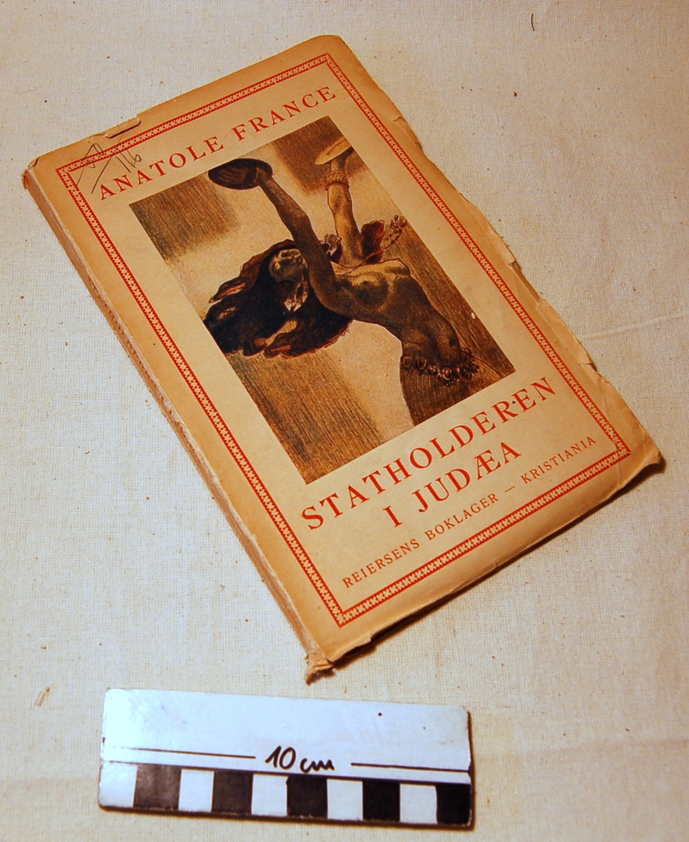 På bokens forside et bilde av en nesten naken kvinne som danser med armene over hodet