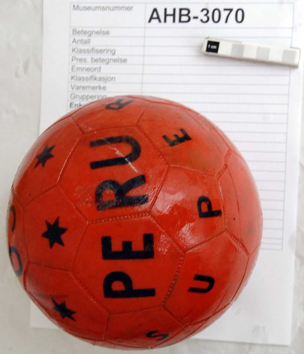 Lekefotball av myk plast. Sømmene mellom delene til en lærfotball er markert. Trykket dekor: 65, tre stjerner, PERU SUPER