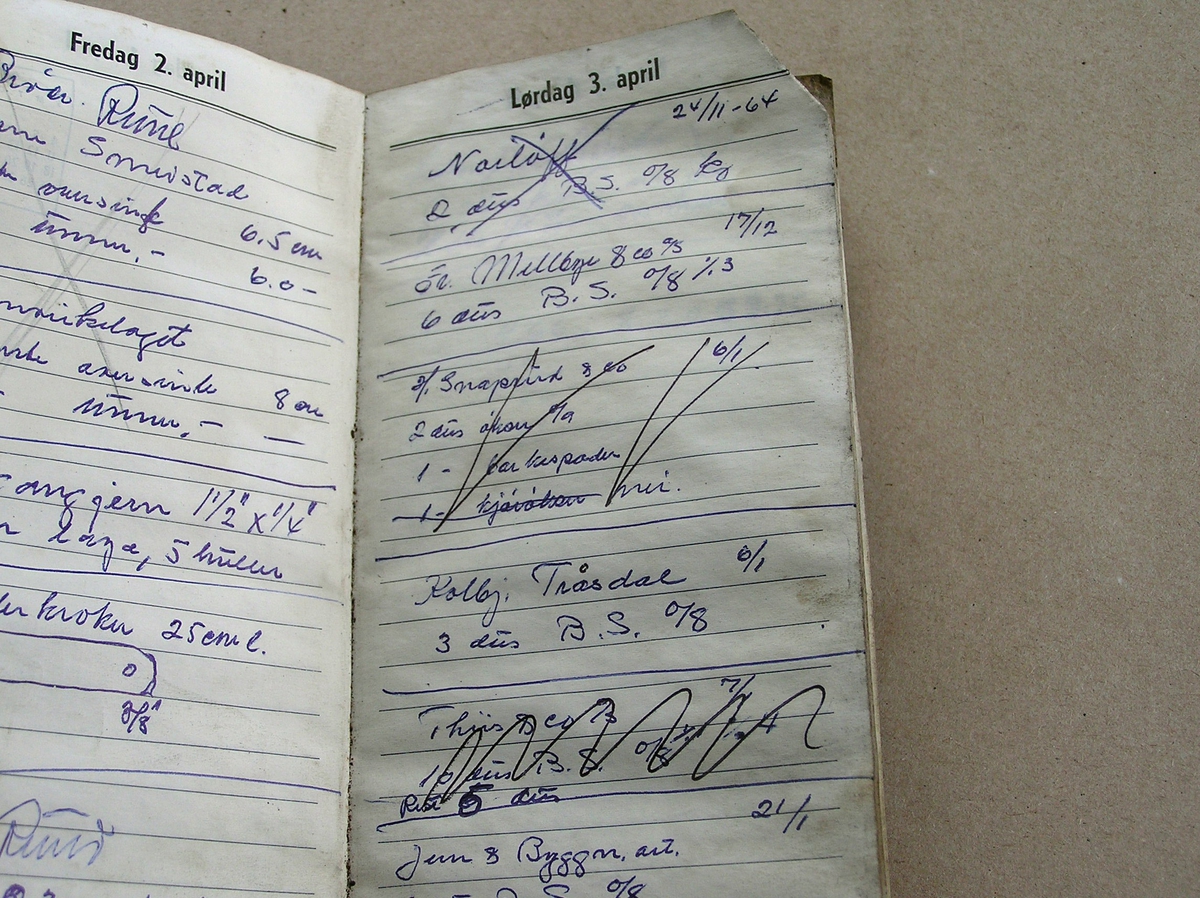 Bok med små arbeidsskisser, sporadiske notater av ordrer for 1960-tallet. Forsiden og ryggen henger såvidt sammen med resten av boken.