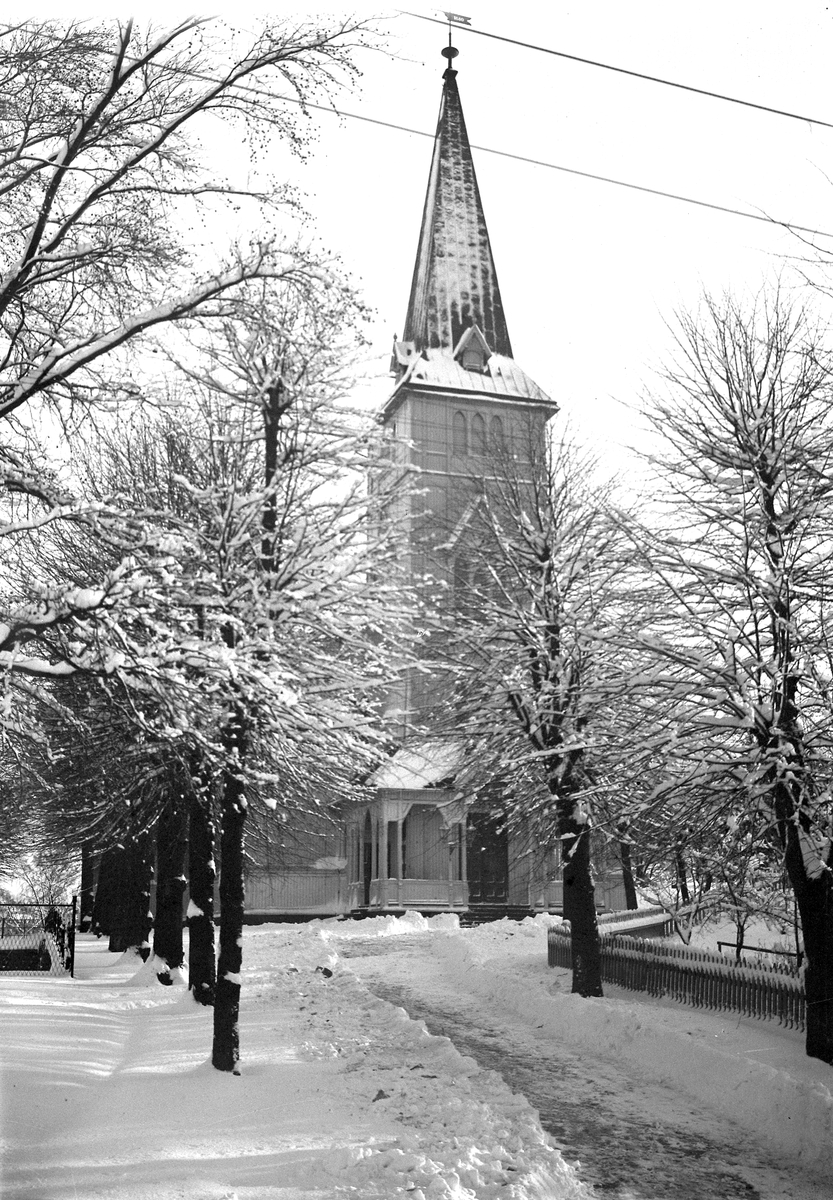 Grimstad kirke 
Sett fra vest