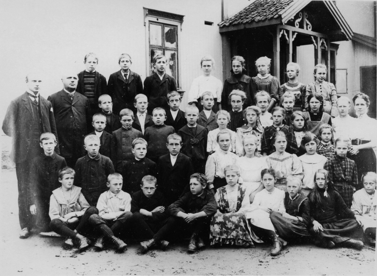 Skolebilde fra Gamlekontra 1910. 52 personer, 15 navngitt.
