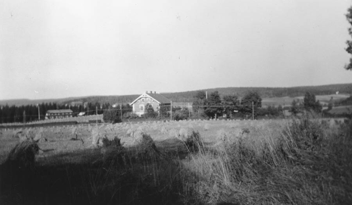 Kråkstad skole med gamlehjemmet i bakgrunden (bygd 1937)