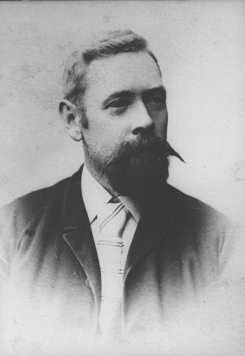 Julius Treider f. 1856, seilskuteskipper, begynte landhandleri i 1904.