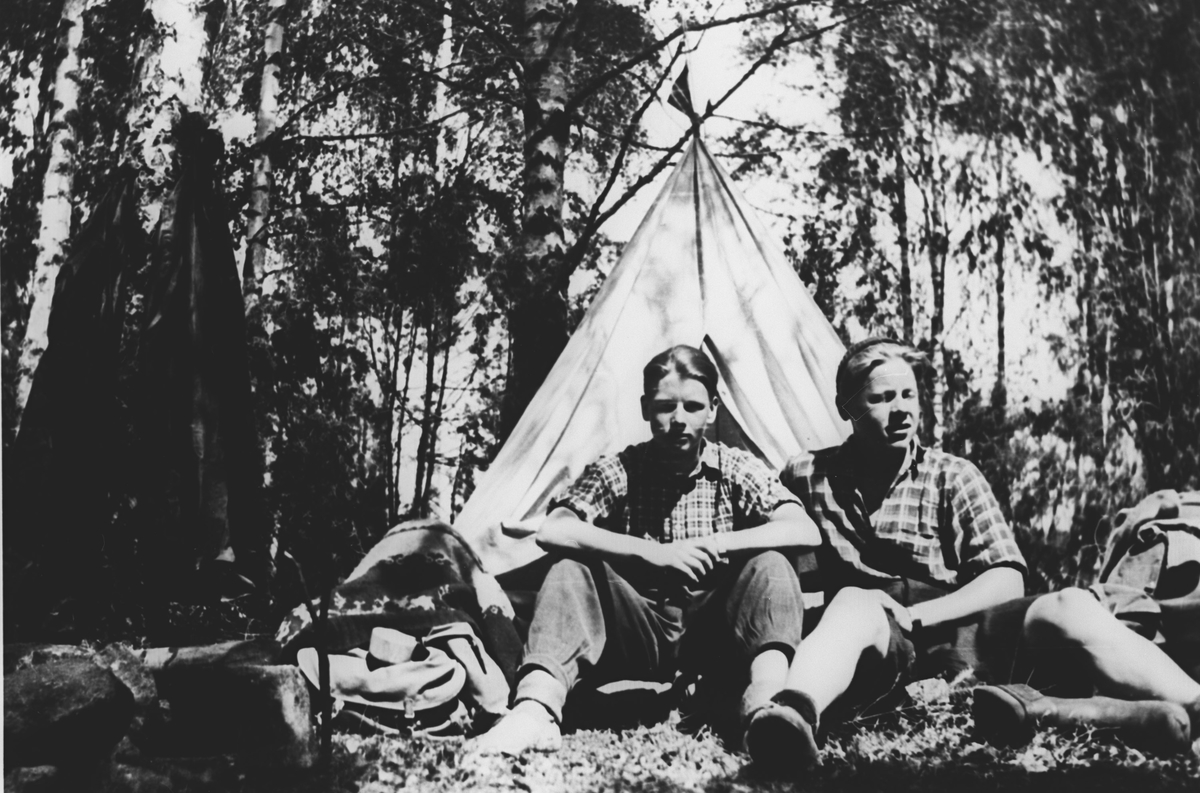 Kjell Reutherdal og Odd Amundsen på telt-tur.