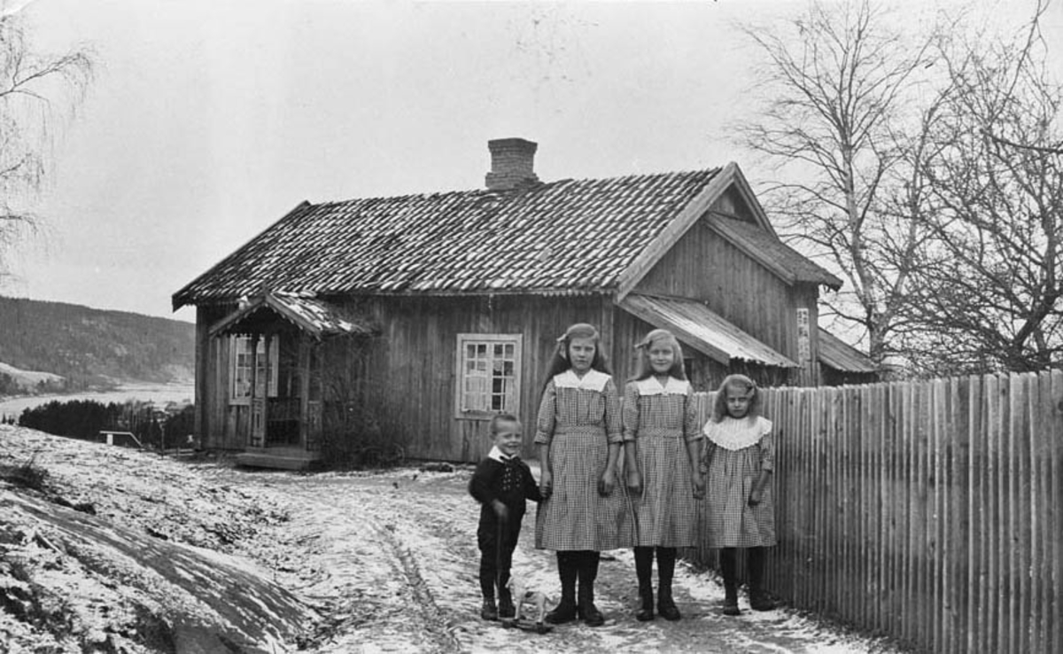 Stua i Ner - Svendsrud. Fire barn ved gjerdet.