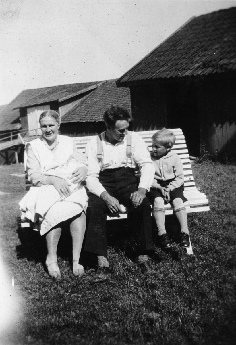 Gyda og Alf Feiring med barna Sverre og Olaf.