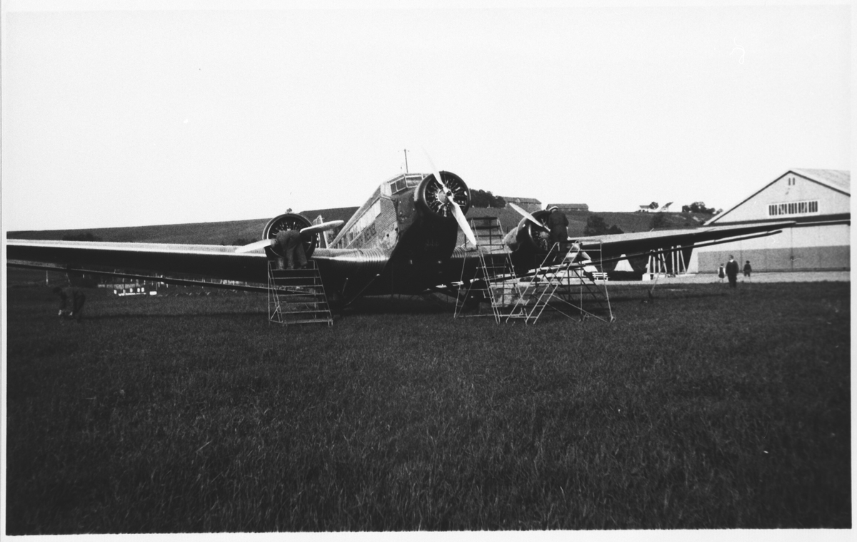 Fly, JU 52, til overhaling på Kjeller flyplass.