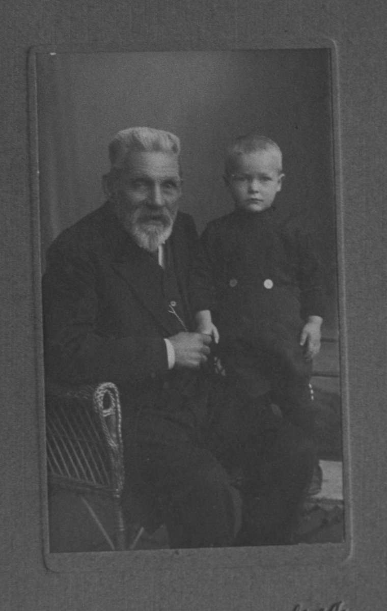 Johan Olsen Dahlbak. Portrett med barnebarnet Alf Bergersen.