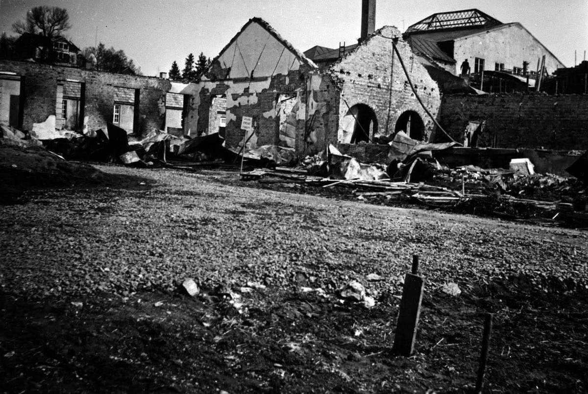 Kjeller flyplass bombet 9. april 1940. Bildet er tatt inne på dagens Kjeller. I bakgrunnen ses Kjeller gård. Bak til høyre ses Kjeller flyfabrikk med det særegne glasstaket.