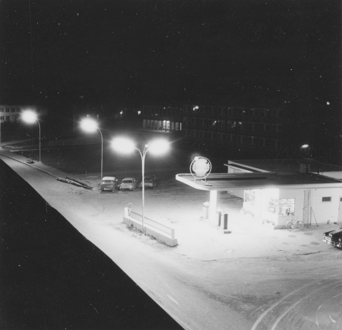 Belysning av Strømsveien, tatt fra samfunnsbygninge, Shell-stasjon. 10. september 1959.