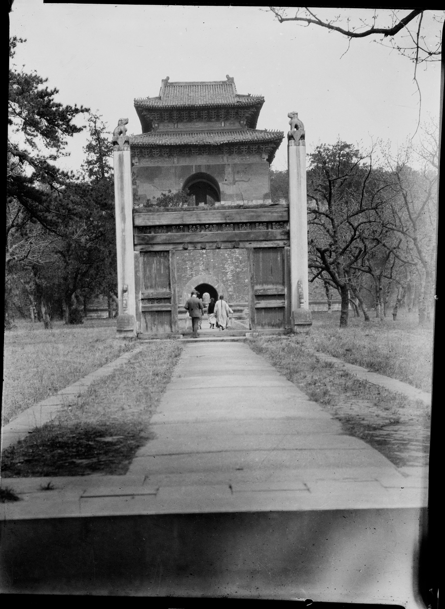 Porten foran Changlings grav, et av Ming-dynastiets graver. Flere personer på vei mot graven.