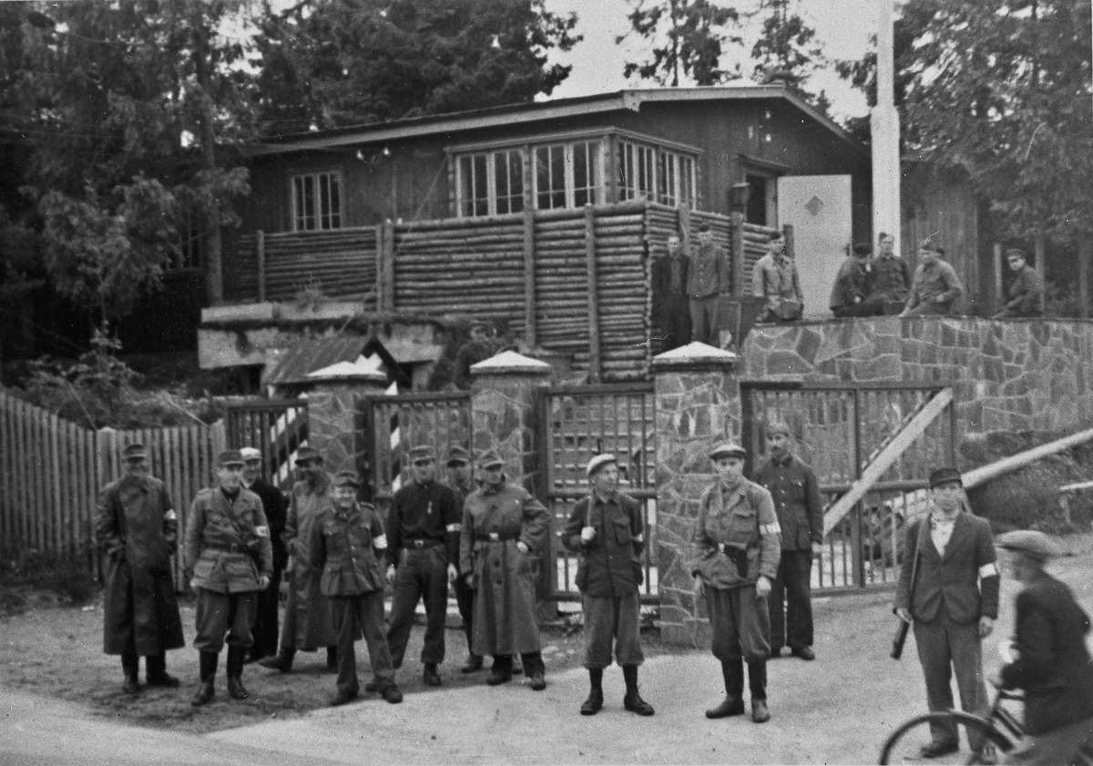 Hjemmestyrker og tyske soldater.
