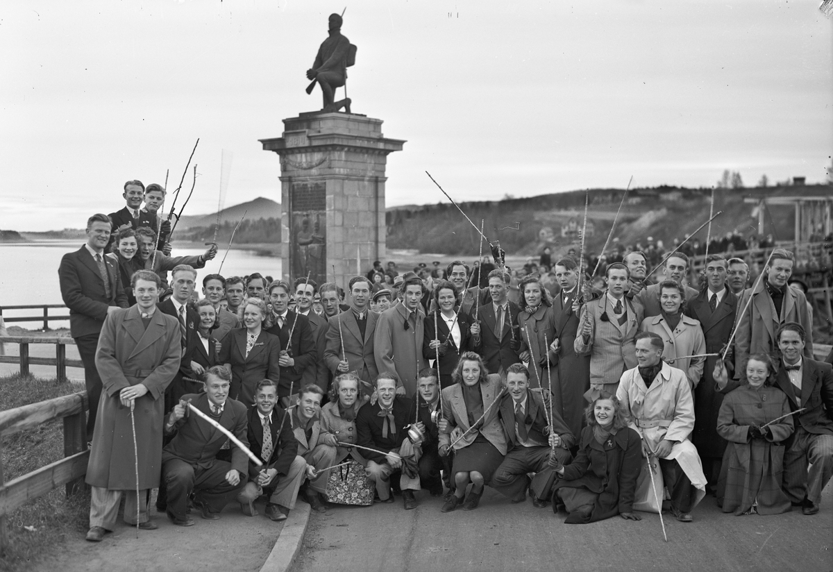 Gruppe voksne "russ" ved Den Knelende Soldat.  Kan være fra et jubileum etter krigen. På våren.