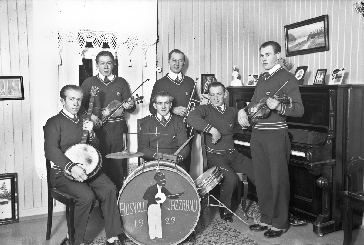 Eidsvoll Jazzband 1929. Fra v: Kåre Ruud, Roald Johnsbråten, Hjalmar Ruud  på trommer, John Johansen (bak), Arve Ruud og Arne Ruud.