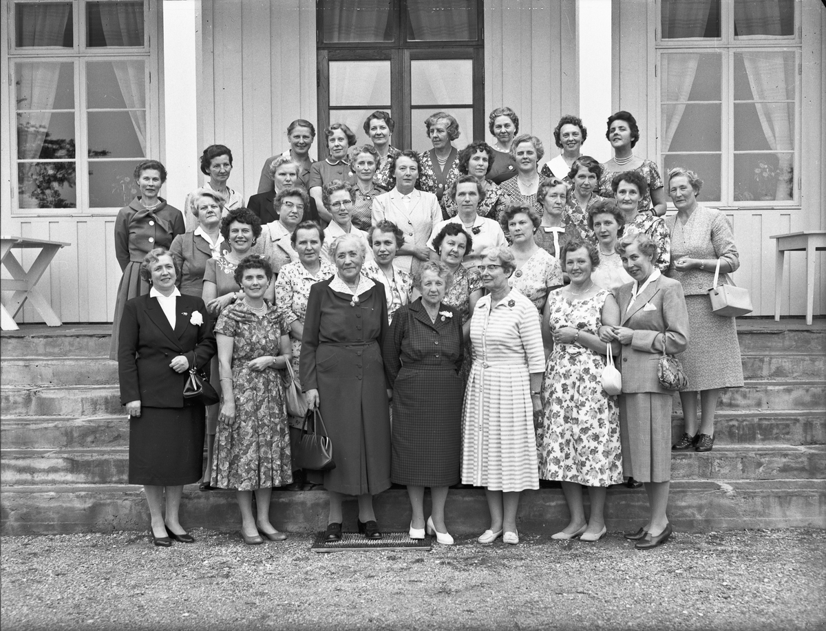 Gruppe kvinner. Helene Hval i midten foran. Sannsynligvis et jubileum på Akershus Fylkes Husmorskole.