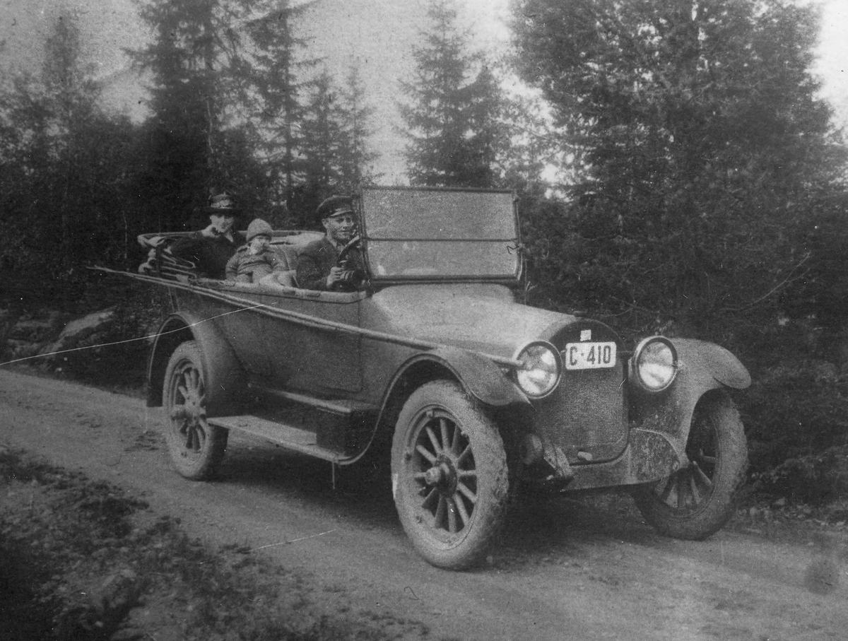1920-30 talls bilmodell. Jens Bønsdalen står skrevet bak på bildet. Fiskestenger på siden av bilen.