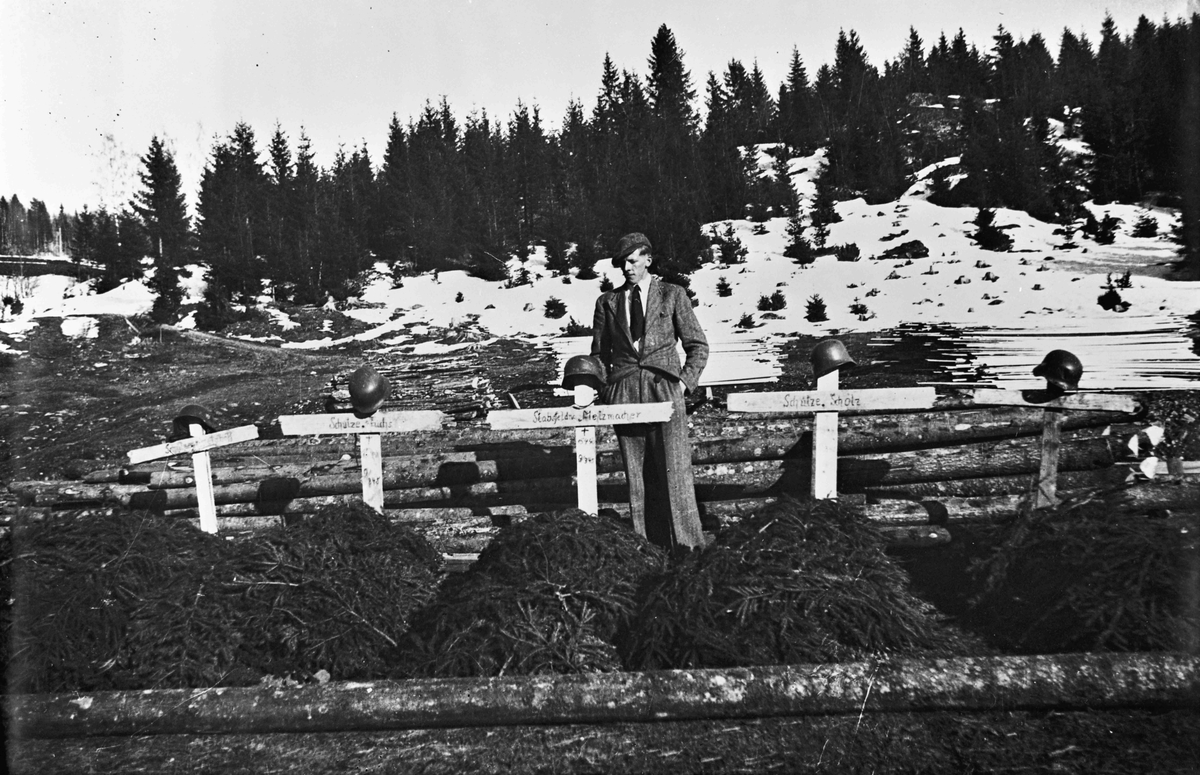 5 falne tyske soldater er midlertidig gravlagt på Morskogen i aprildagene 1940. Graver fra v.: X, Schutze, Stabsfeldv. Metzmacher, Scholz. Mannen på bilde 1 er Annar Millidal, og bildene er tatt av Arve Gullberg.