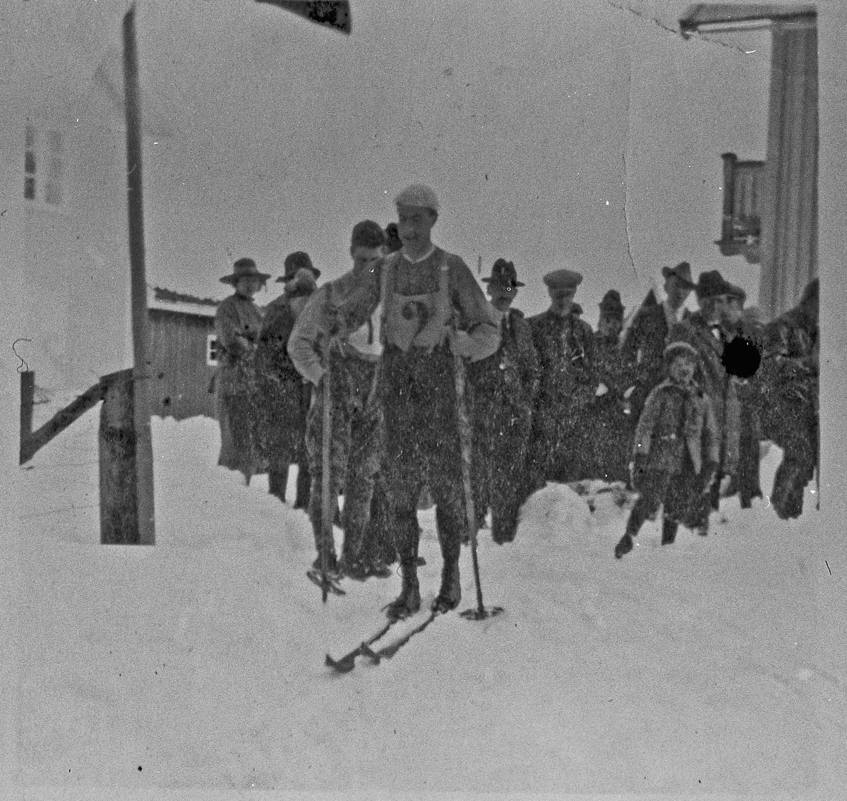Skirenn. Kretslangrenn på Gardermoen. 1922.
Start nr. 2 er Carsten Lyshaug, rennets vinner.