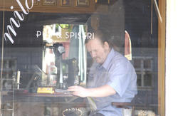 Pubgjest med røyk, øl og avis ses i vinduet til Milde Moses 