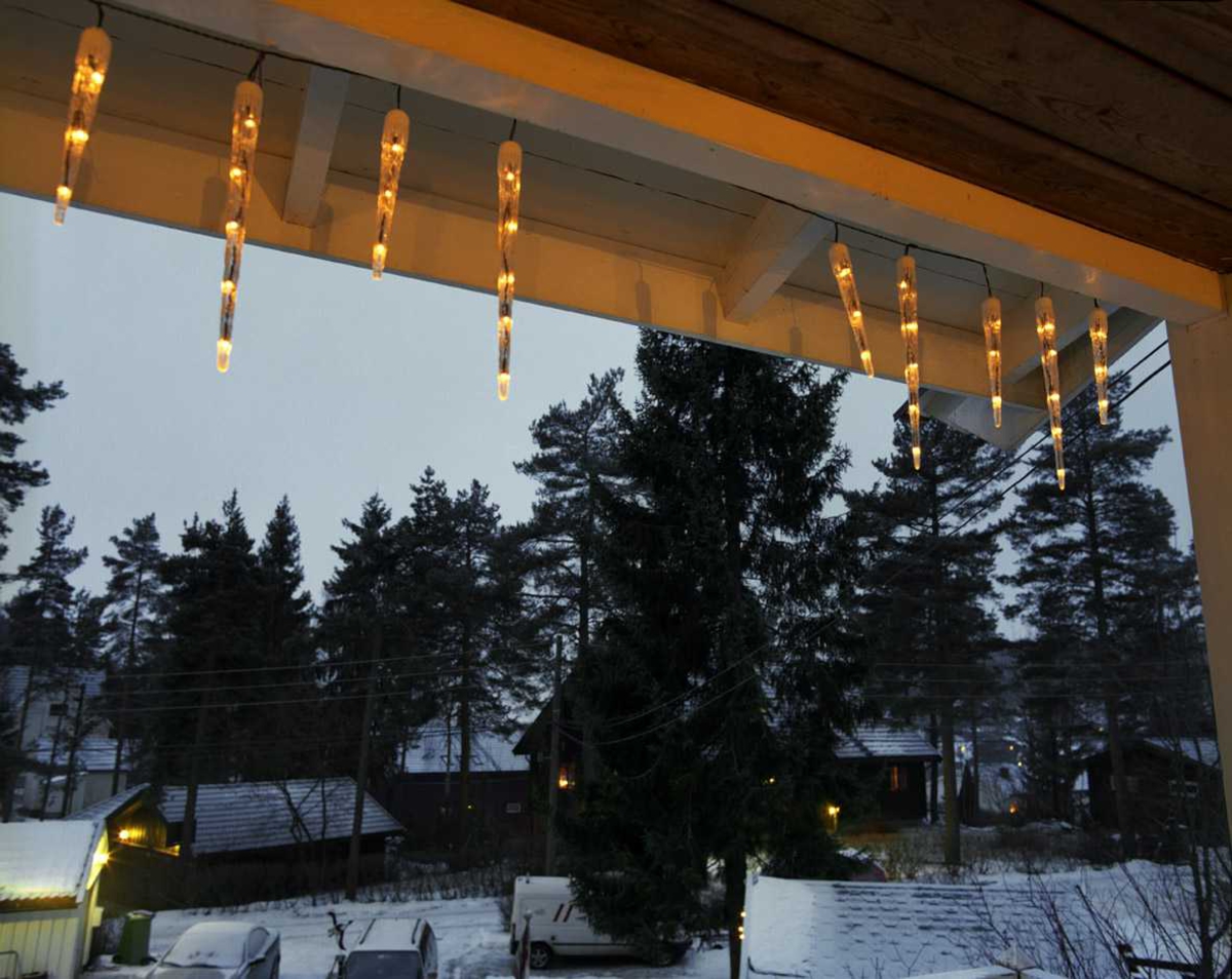 Julebelysning

Lysende istapper på veranda ved enebolig