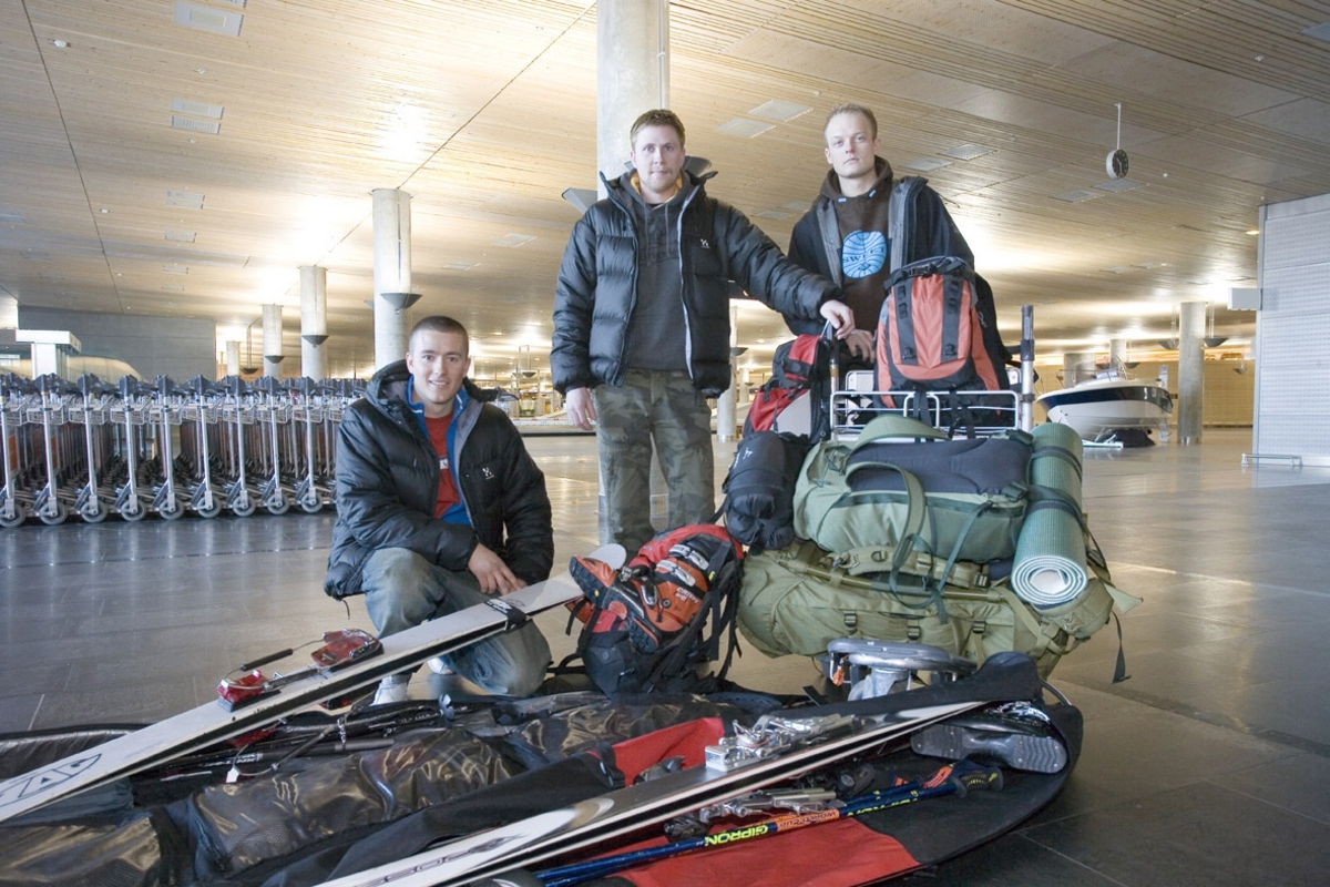 Vesker. Bagasjeutlevering innland. Tre unge menn med ski-bagasje til langhelg i skibakke. Fotodokumentasjon i forbindelse med dokumentasjonsprosjekt - Veskeprosjektet 2006 - ved Akershusmuseet/Ullensaker Museum. 
