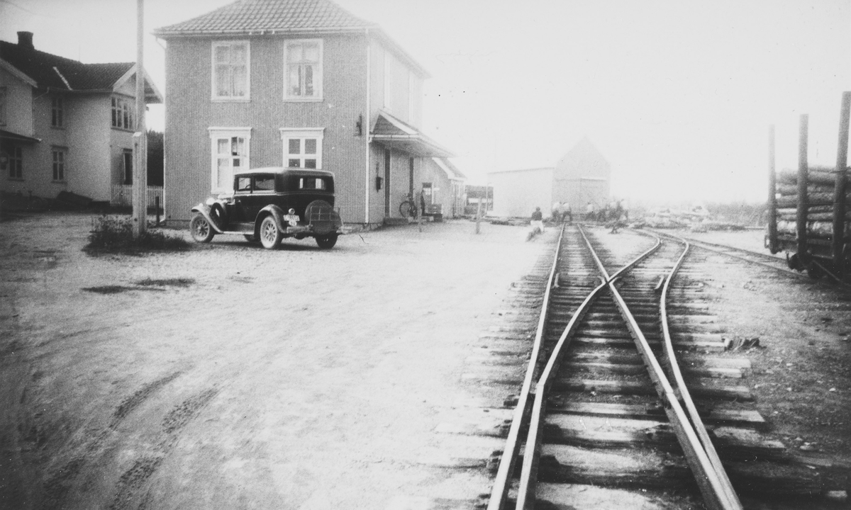 Lierfoss stasjon. Godshuset flyttes fra nordsiden til sydsiden av sporet. Foran stasjonen: Eigil Prydz' Oakland 1932-modell.