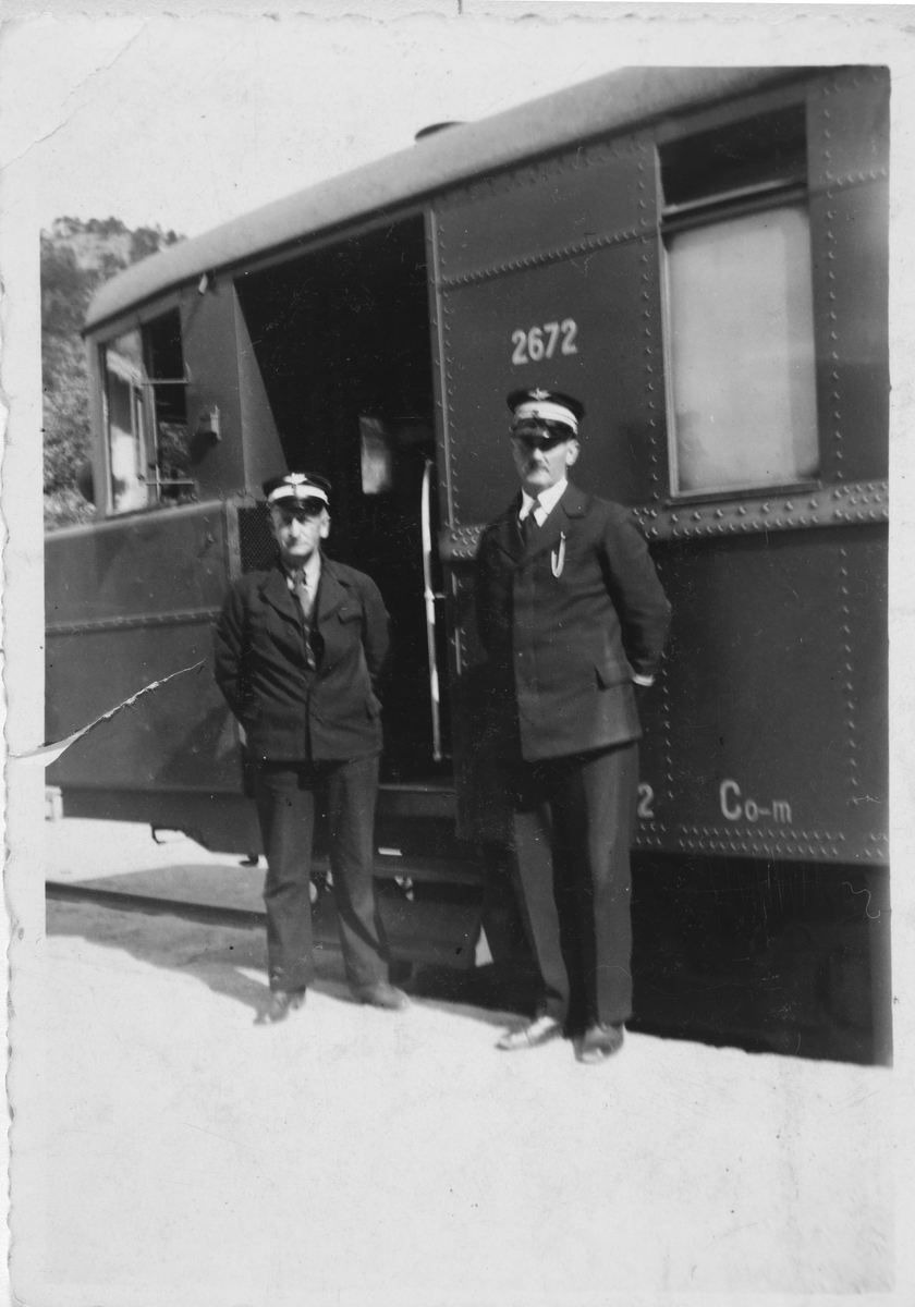 Overkonduktør Henry J. Danielsens og lokomotivfører Tønnesen foran motorvognen Co-m 2672.