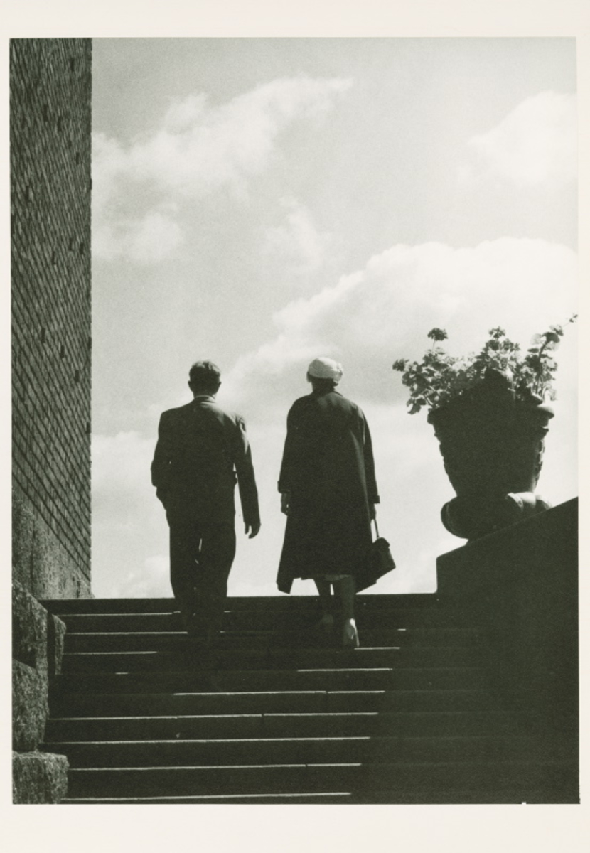 En kvinne og en mann går opp en trapp.