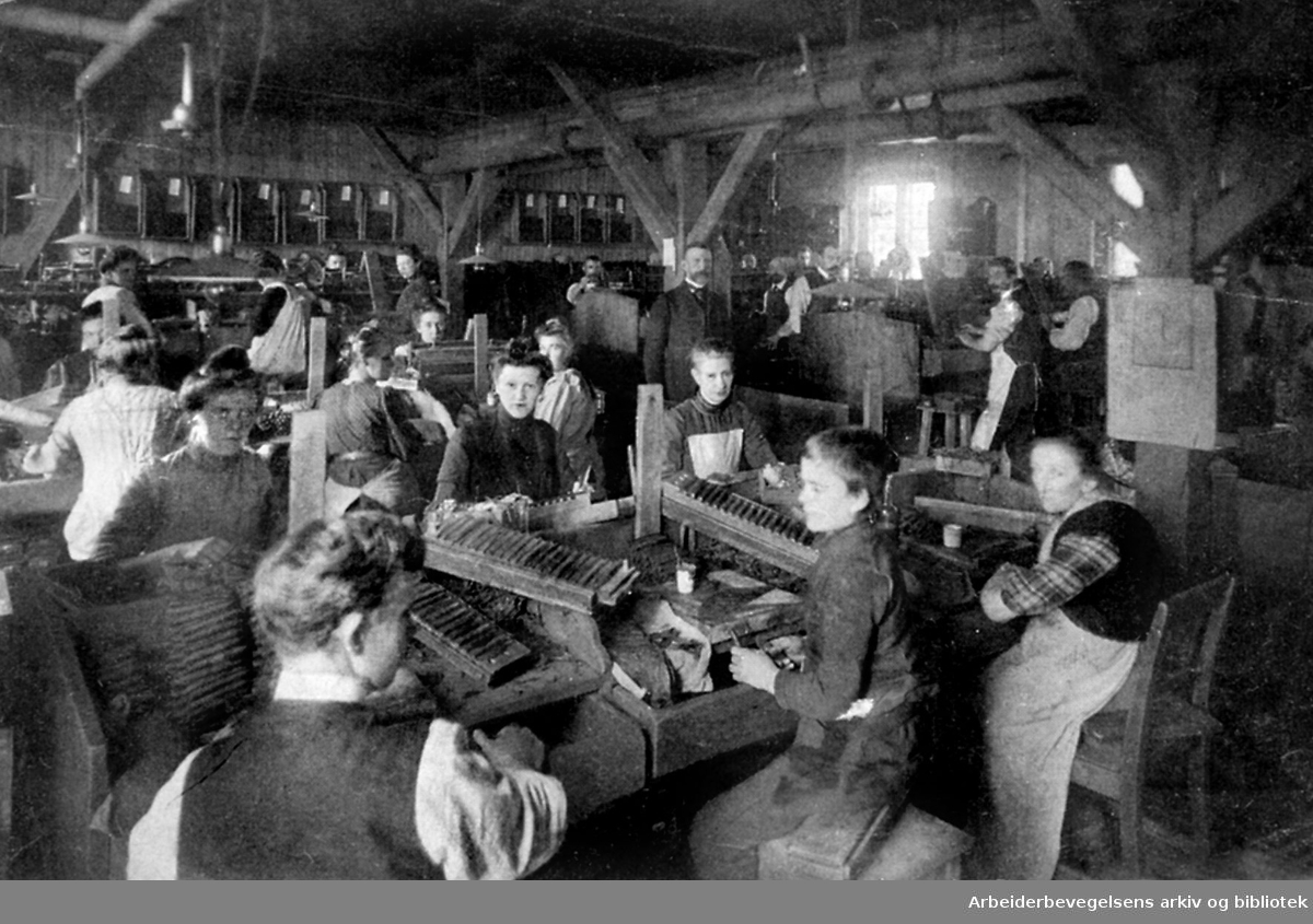 Sigarproduksjon ved en tobakkfabrikk, antakelig i Kristiania,.ca. 1900
