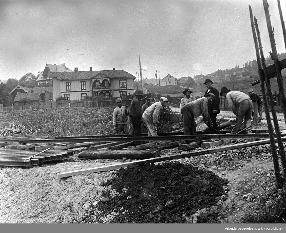 Formann Anton Torvik sammen med anleggsfolkene som arbeider med å legge sidespor fra Grefsen jernbanestasjon til Christiania Spigerverk, her ved Sandakerveien,.1915
