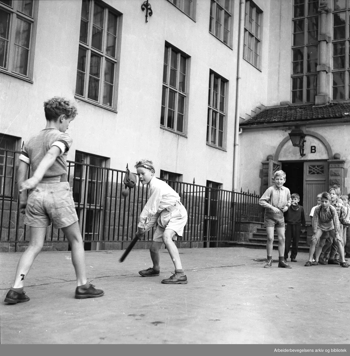 Gutter slår ball i skolegården på Hersleb Skole, 1952