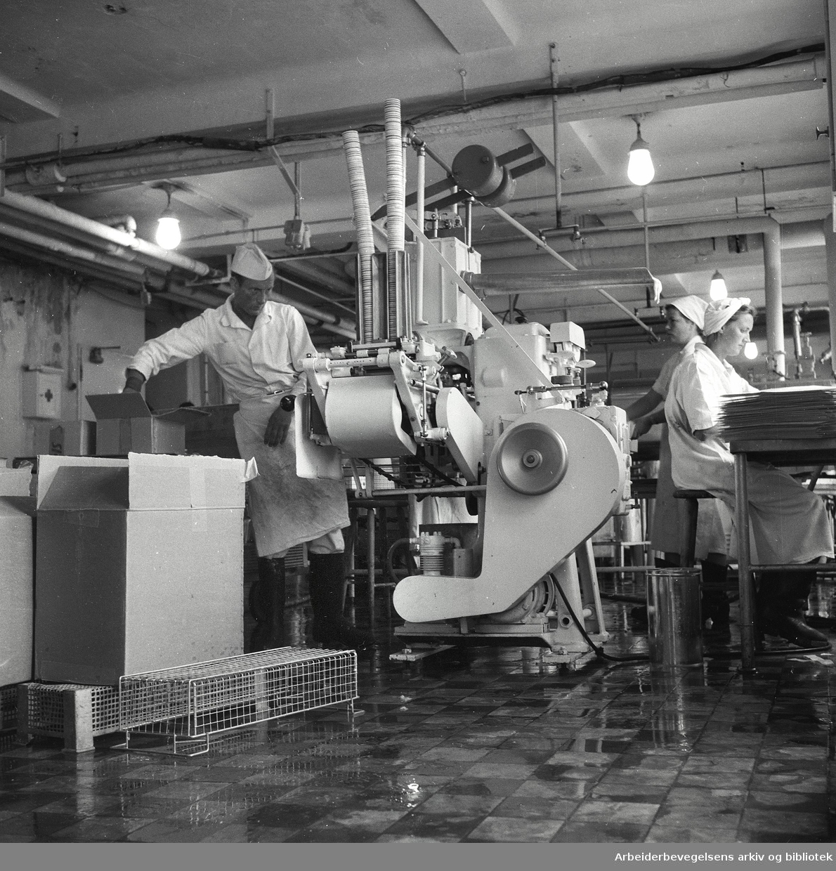 Iskremproduksjon på Fellesmeieriet,.juni 1957