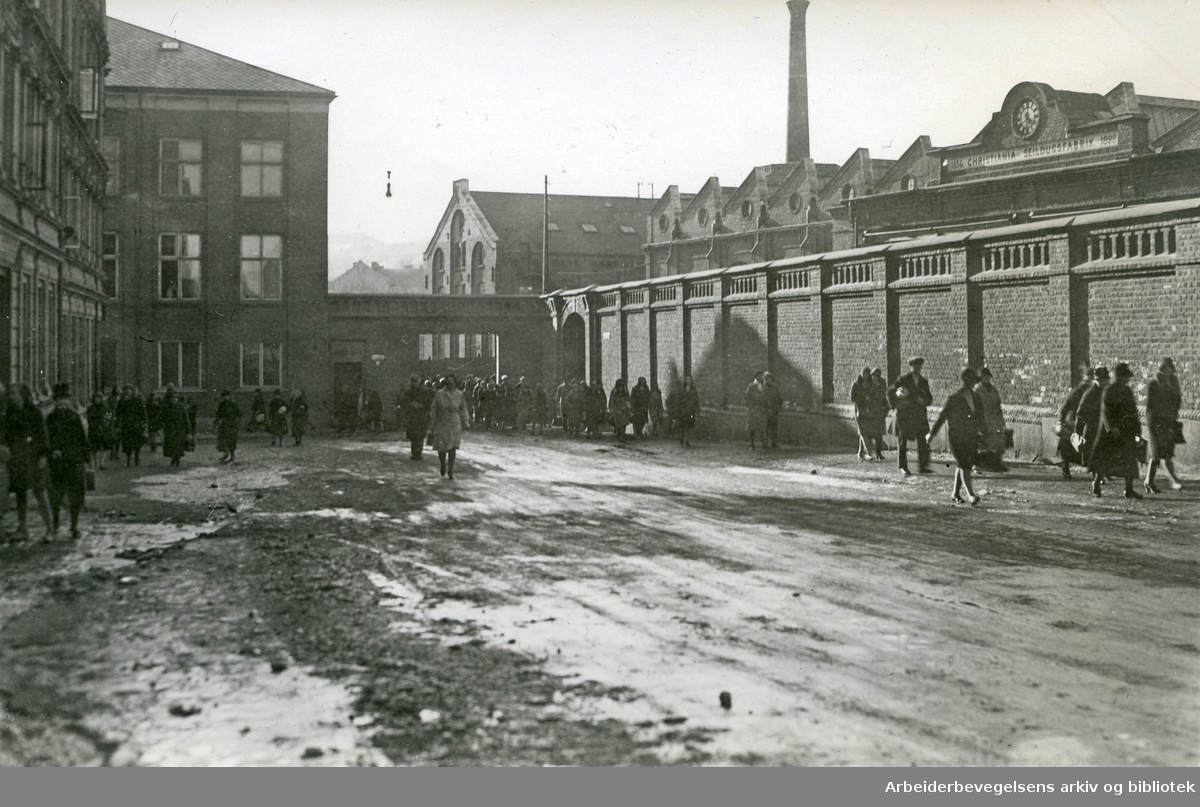 Personalinngangen ved Christiania Seildugsfabrik i Fossveien 24,.1930-35