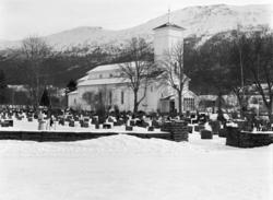 Eidsvåg kirke bygd 1878 er en langkirke i tre. Den har 250 s